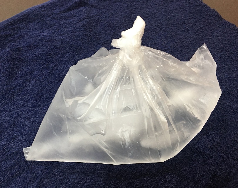 ビニール袋に氷と水を入れた簡易の氷嚢